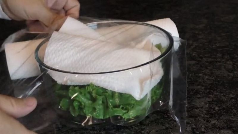 alt: Bọc rau xà lách và bảo quản trong tủ lạnh