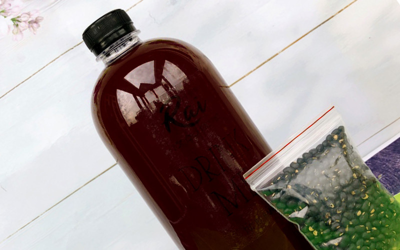 Alt: Chai nước đậu đen được bảo quản trong tủ lạnh giúp giữ được hương vị tươi ngon và dưỡng chất