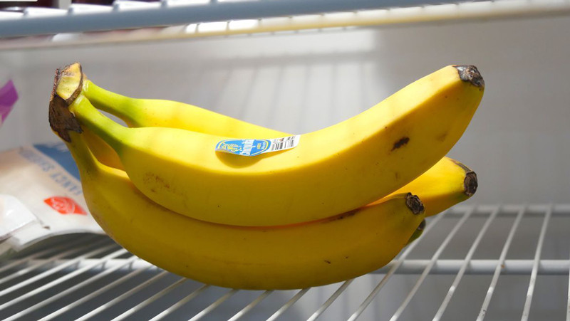 alt: Chuối chín được bảo quản trong tủ lạnh