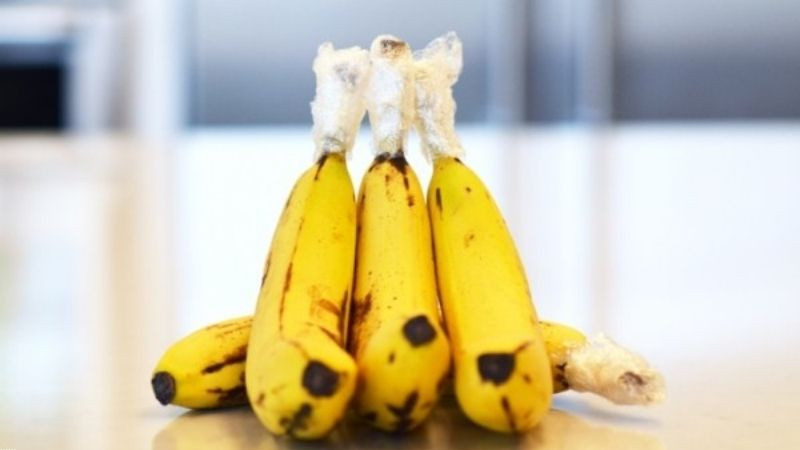 alt: Chuối được bọc màng bọc thực phẩm để bảo quản