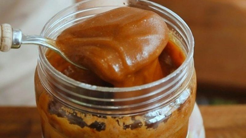 alt: Đường thốt nốt được đóng thành bánh nhỏ, dễ bảo quản