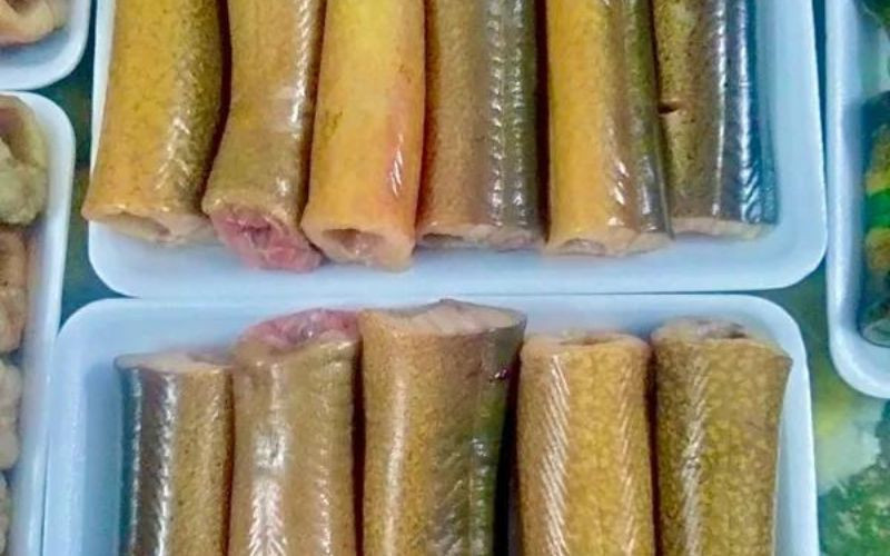 alt: Lươn sống được bảo quản trong túi zip, đặt trong ngăn đông tủ lạnh.