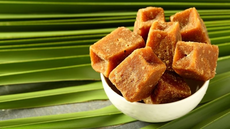 alt: Nồi nước thốt nốt đang được nấu trên bếp lửa