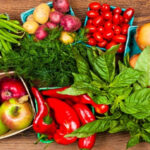 Tận dụng áo thun cũ bảo quản rau củ tươi lâu 1 tháng