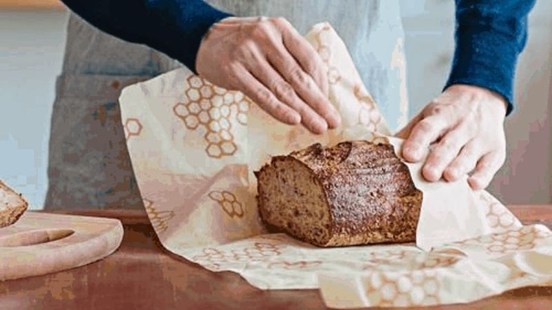 alt text: Bánh mì giòn rụm mới ra lò