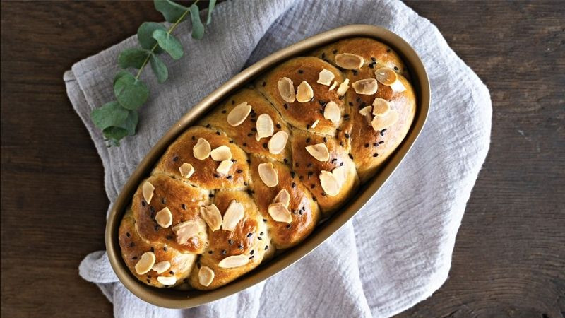 alt text: Bánh mì hoa cúc