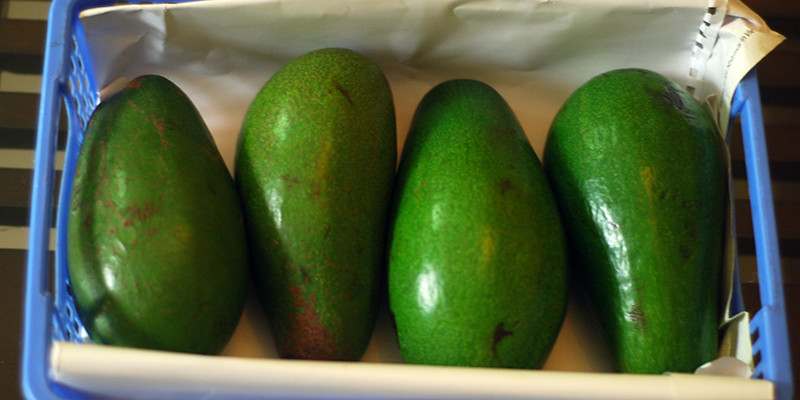 alt text: Bơ được bọc trong giấy báo để bảo quản