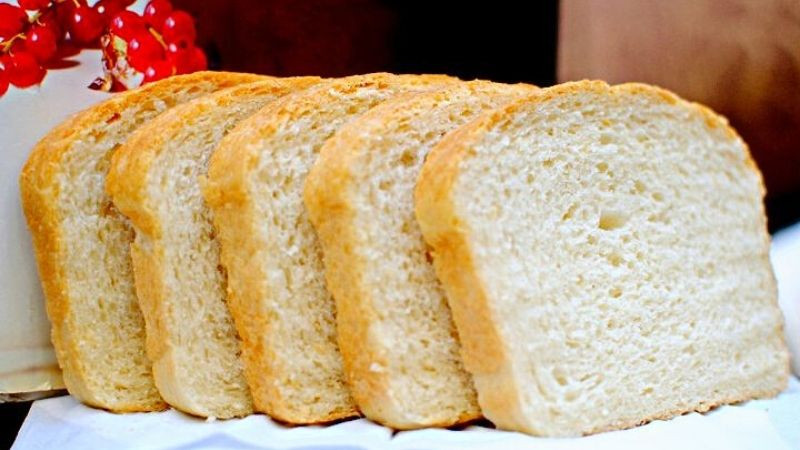 alt text: Bọc bánh mì sandwich bằng giấy báo