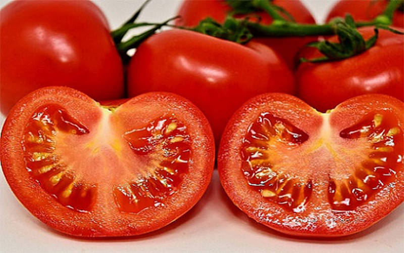 alt text: Cà chua ngâm thuốc không có màu đỏ mọng, không cứng và không thơm.