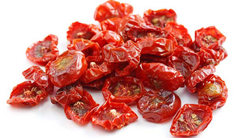 alt text: Cà chua sấy khô là món ăn vặt thơm ngon, bổ dưỡng.