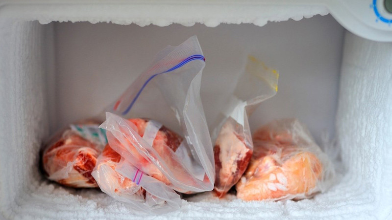 alt text: Cá đã nấu chín được bảo quản trong hộp