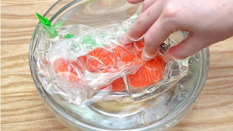 alt text: Cá đông lạnh được rã đông trong nước