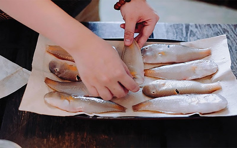 alt text: Cá tươi được bảo quản trong túi zip