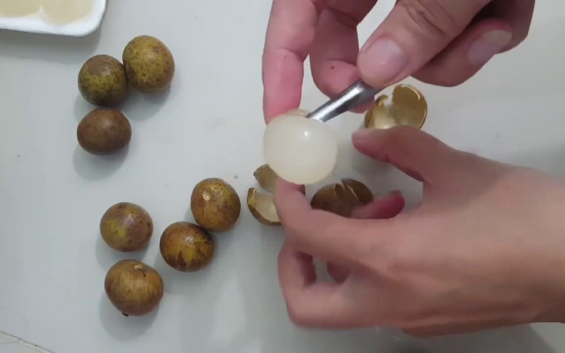 alt text: Cùi nhãn được bảo quản trong túi zip trong ngăn đông tủ lạnh.