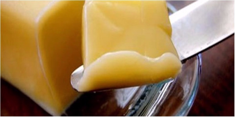 alt text: Hai loại bơ mặn và lạt được sử dụng phổ biến trong nấu ăn