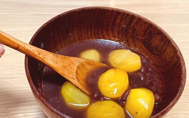 alt text: Hạt dẻ được bảo quản trong túi hút chân không trong ngăn đá tủ lạnh.