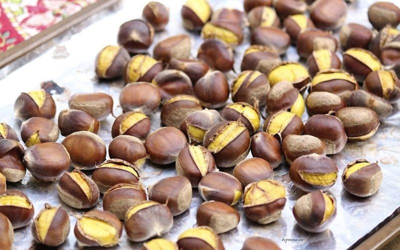 alt text: Hạt dẻ rang được bảo quản trong hộp kín.