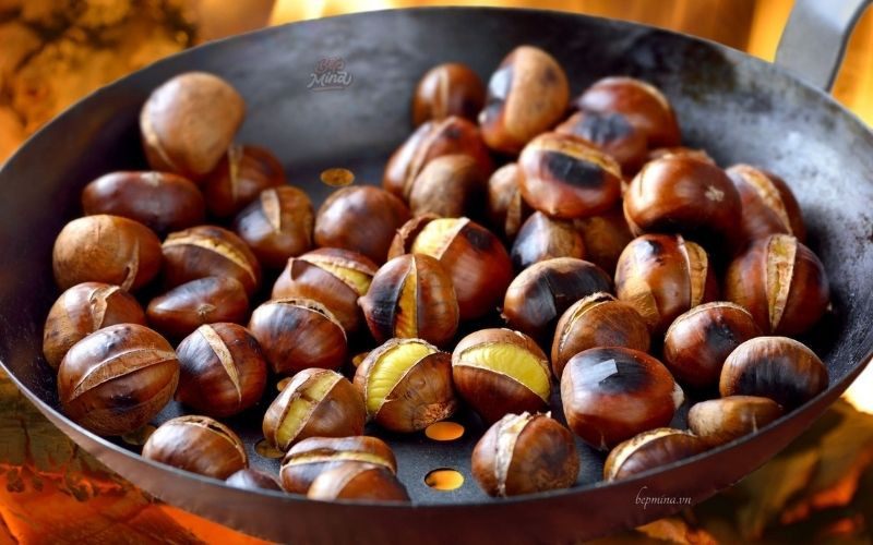 alt text: Hạt dẻ tươi được trải đều trên khay để bảo quản.