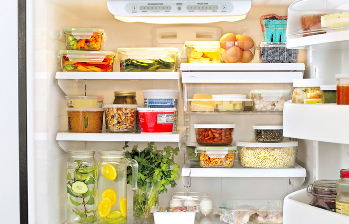 alt text: Hủ dưa món trong tủ lạnh