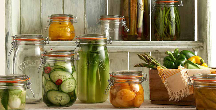 alt text: Hủ thủy tinh đựng dưa món