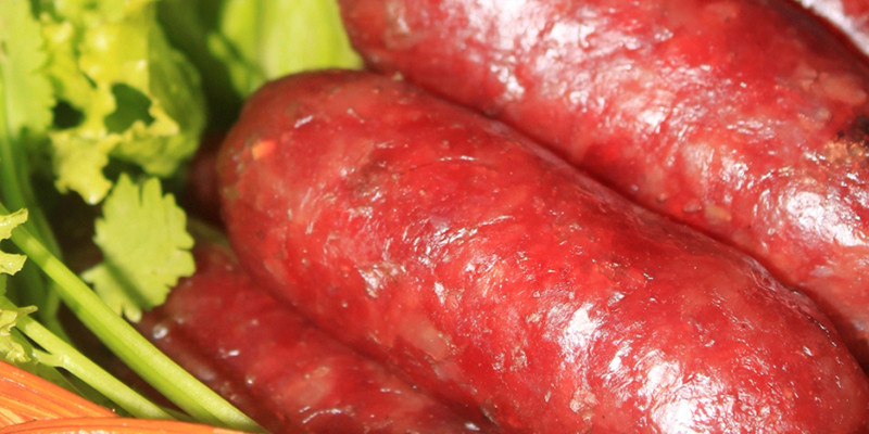 alt text: Lạp xưởng bảo quản trong hộp nhựa kín khí trong tủ lạnh