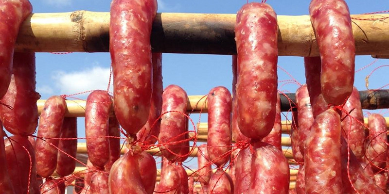 alt text: Lạp xưởng treo khô ráo thoáng mát