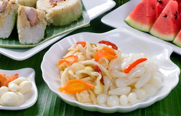 alt text: Lấy dưa món vừa đủ ăn