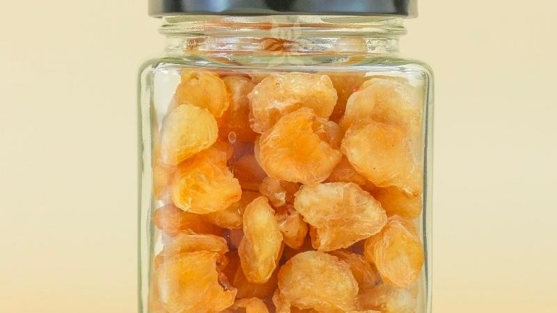 alt text: Long nhãn được bảo quản trong lọ kín.