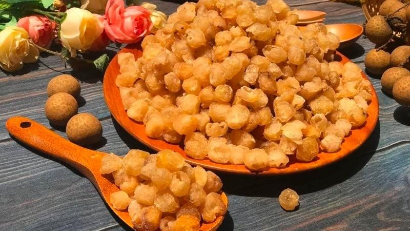 alt text: Long nhãn được bảo quản trong túi hút chân không.