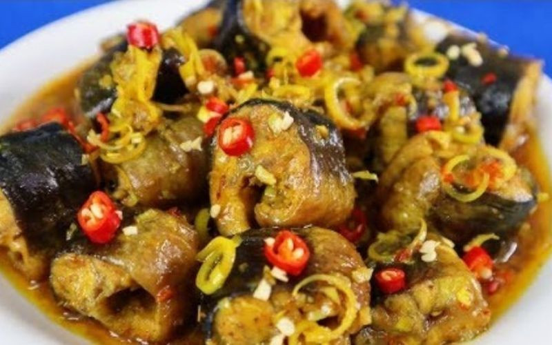 alt text: Lươn đã nấu chín được bảo quản trong hộp