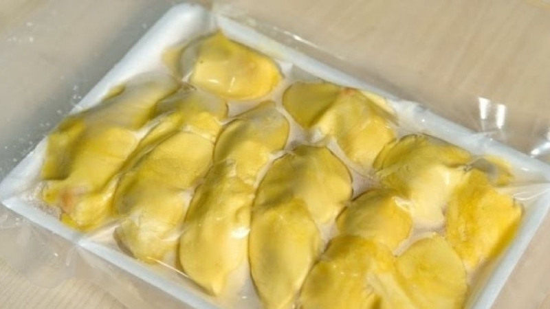 alt text: Múi sầu riêng được tách vỏ và bảo quản trong hộp nhựa kín