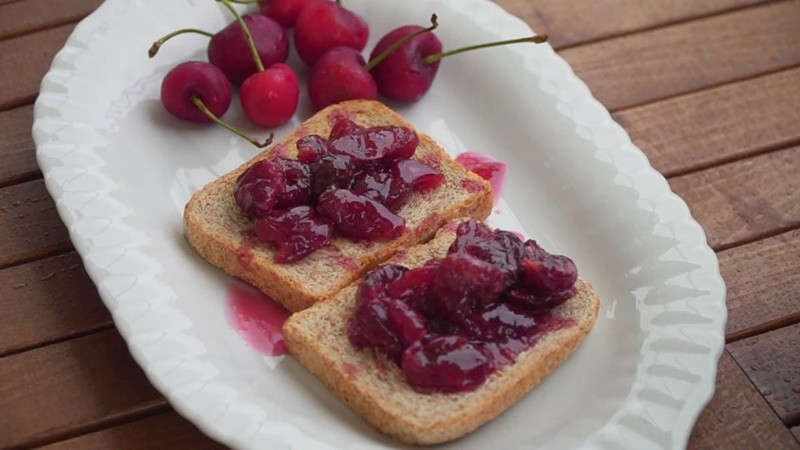 alt text: Mứt cherry sánh mịn, thơm ngon