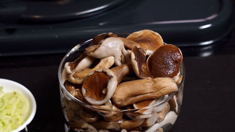 alt text: Nấm tràm khô được ngâm nước cho nở, bước đầu tiên trong quá trình sơ chế.