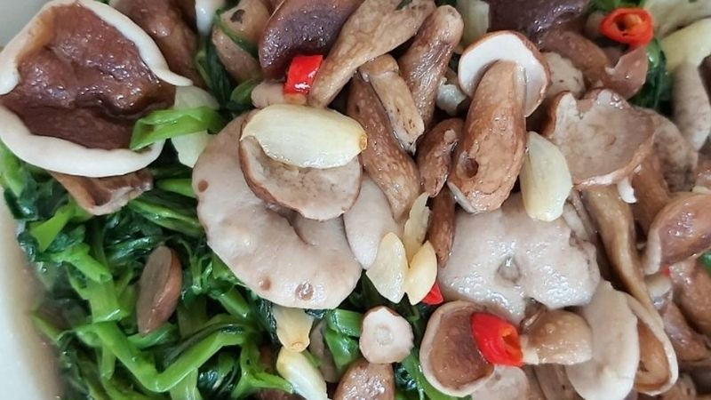 alt text: Nấm tràm tươi sau khi được sơ chế sạch sẽ.