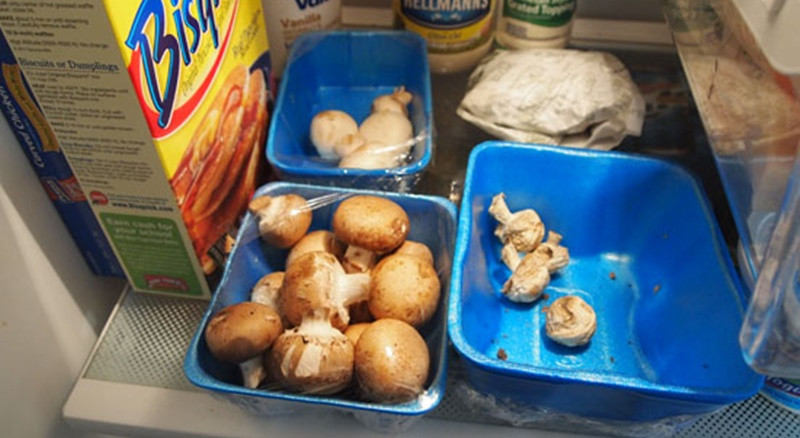 alt text: Nấm tươi được bảo quản trong túi giấy