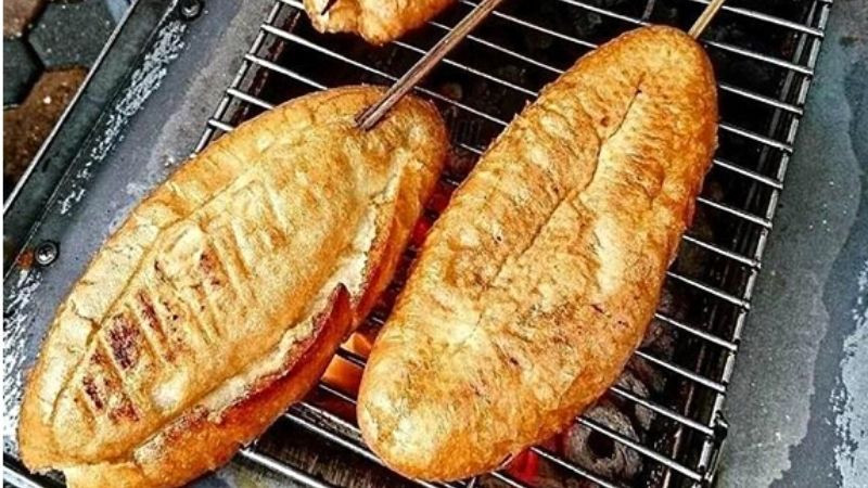 alt text: Nướng bánh mì bằng than hồng