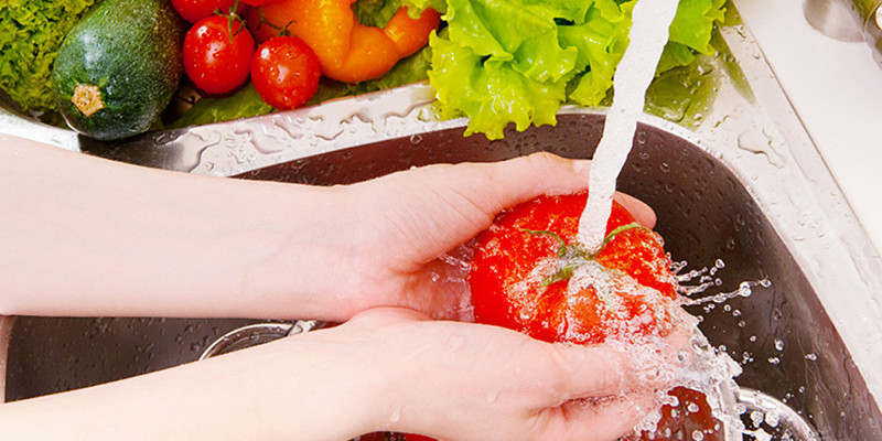 alt text: Rổ trái cây tươi ngon được bảo quản đúng cách