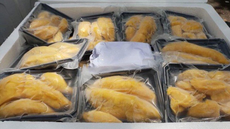 alt text: Sầu riêng được bảo quản trong thùng carton có lỗ thông khí