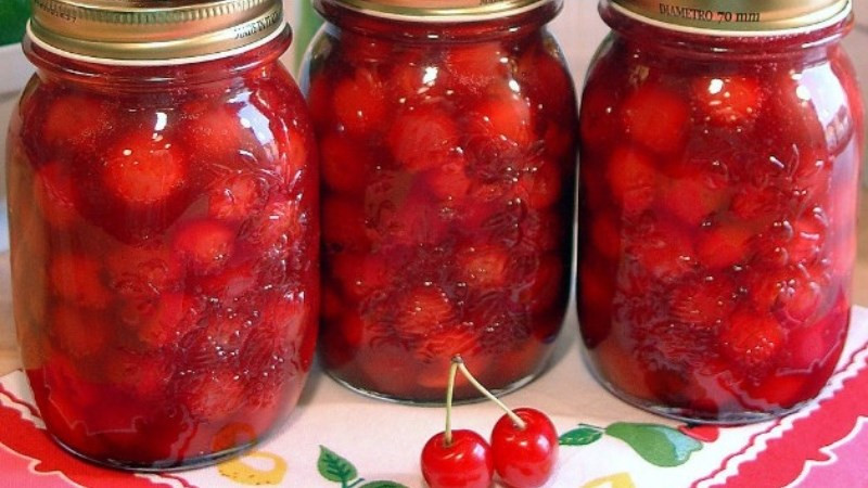 alt text: Siro cherry đỏ au, hấp dẫn