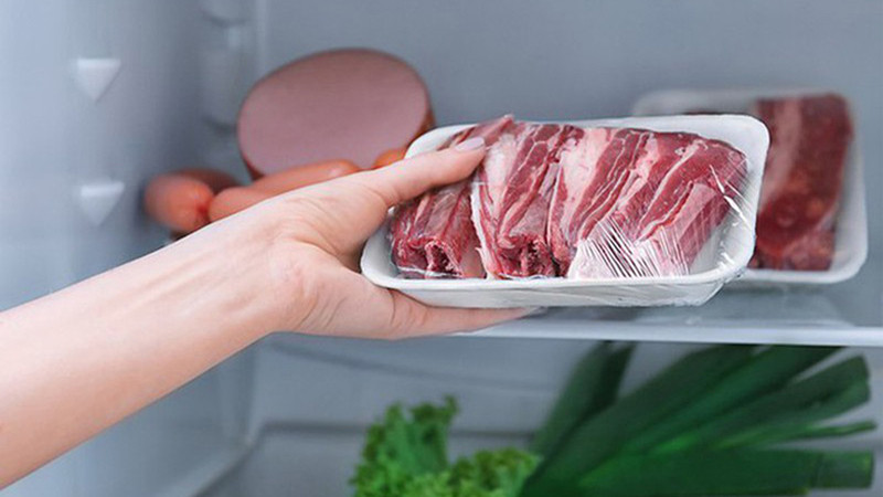 alt text: Thịt bò được bọc kín trong màng bọc thực phẩm để bảo quản trong tủ lạnh