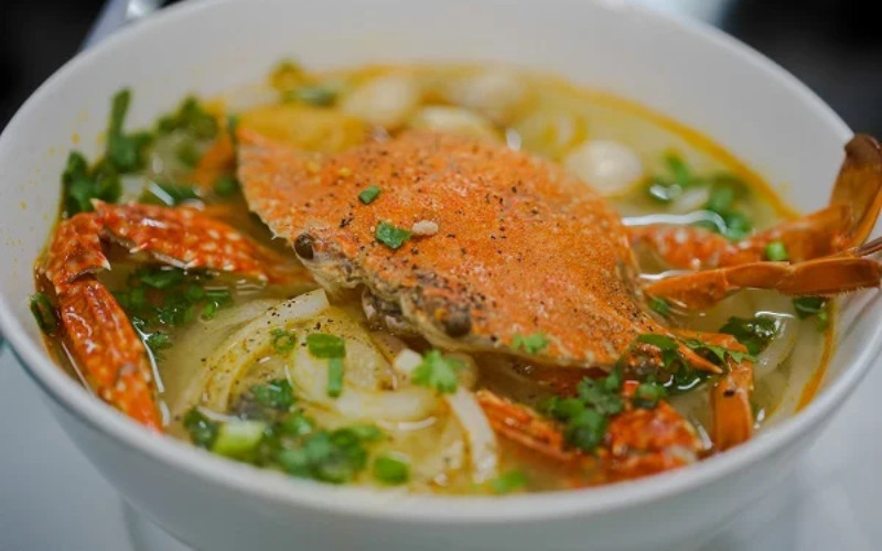 alt text: Tô bánh canh ghẹ miền Trung hấp dẫn