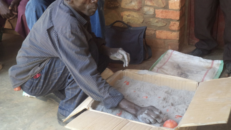 alt text: Vùi cà chua vào tro tàn giúp bảo quản cà chua tươi ngon trong nhiều tháng.