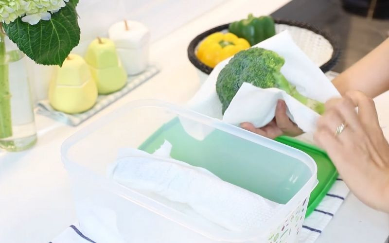 Bí ngòi, ớt chuông và súp lơ được cuộn giấy khô