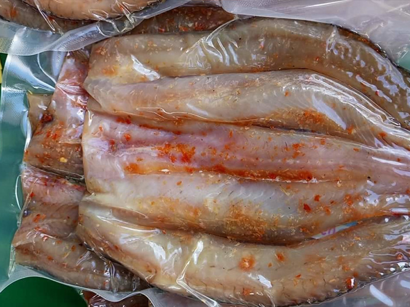 Cá khô một nắng phơi dưới nắng