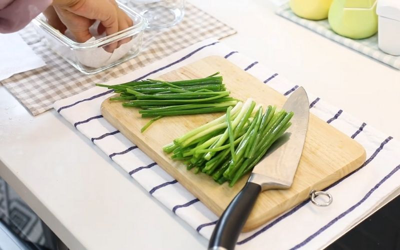 Hành lá được cắt khúc trước khi bảo quản