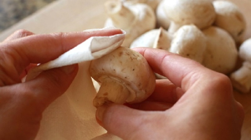 Làm sạch nấm dưới vòi nước chảy