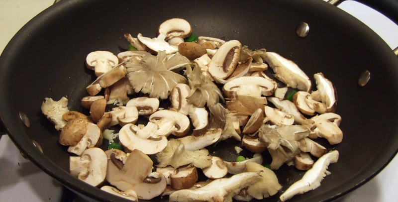 Nấm được nấu trong chảo lớn