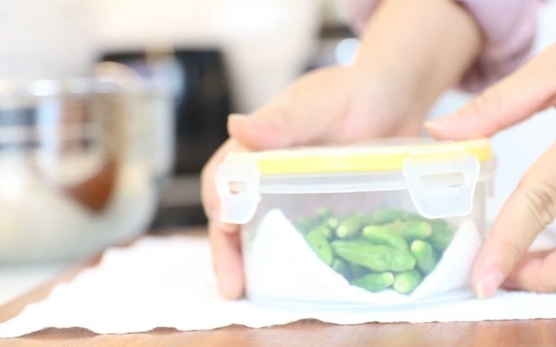 Ớt được bảo quản trong hộp có lót giấy