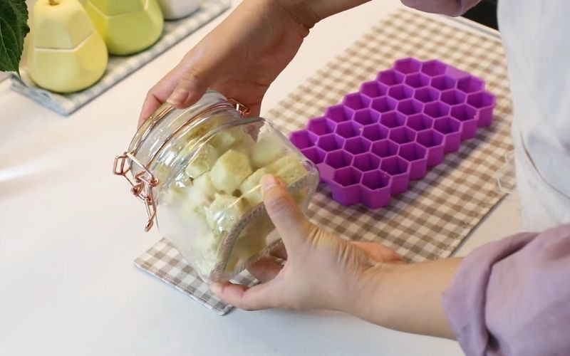 Tỏi xay đông đá được bảo quản trong hộp kín